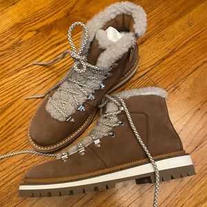 Aquatalia Italian Nubuk real shearling lining. NEVER WORN SIZE 7